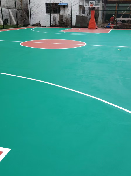 曲松 球场长期使用易出现地面开裂
